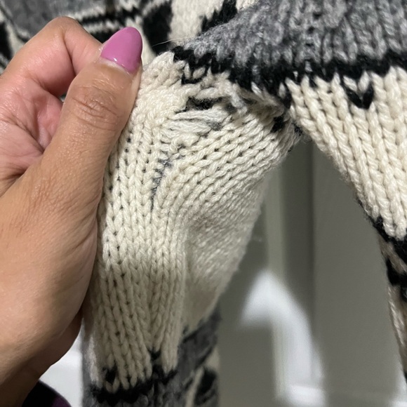 Aritzia TNA Sea to Sky Cowichan Knit Lambswool Sweater. - Picture 5 of 6